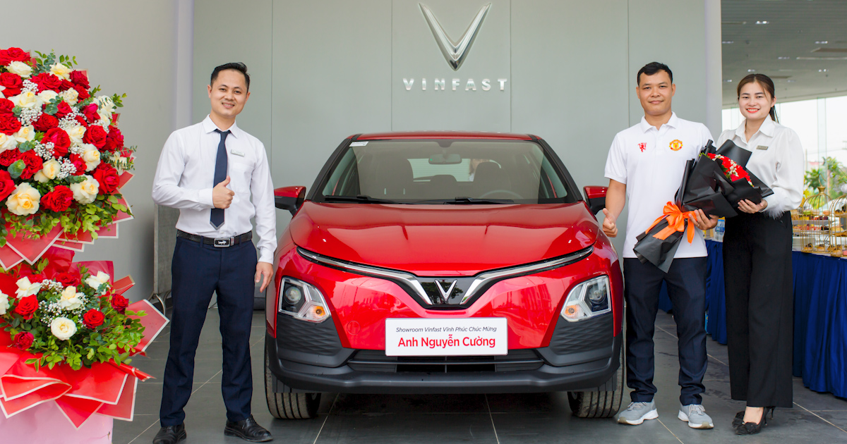 khách hàng nhận xe Showroom 3s Vinfast Vinh Phuc (2)